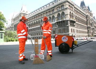 KVC Straßenkehrerbesen im Einsatz